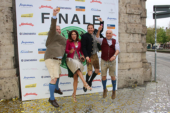 Freuen sich auf die Nacht der Tracht 2017: Wirt Christian Schottenhamel, Moderatorin Karen Webb, Event-Veranstalter Philip Grefenius, Dr. Axel Munz von Trachten Angermaier (©Foto: Martin Schmitz)